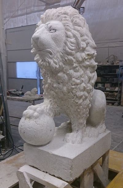 Scultura di un leone in lavorazione nel laboratorio di Stefano Facchini