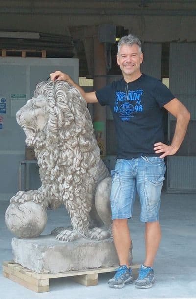 Stefano Facchini con una statua scolpita nel suo laboratorio