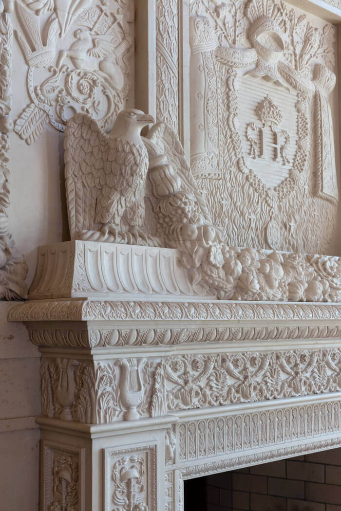 interni-villa-lusso-caminetto-scultura-marmo