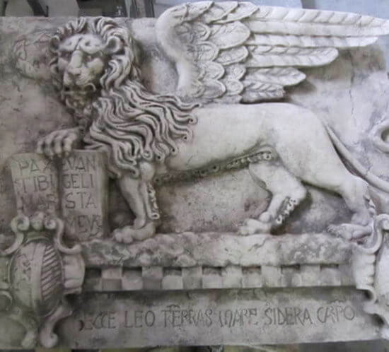bassorilievo-leone-san-marco-marmo