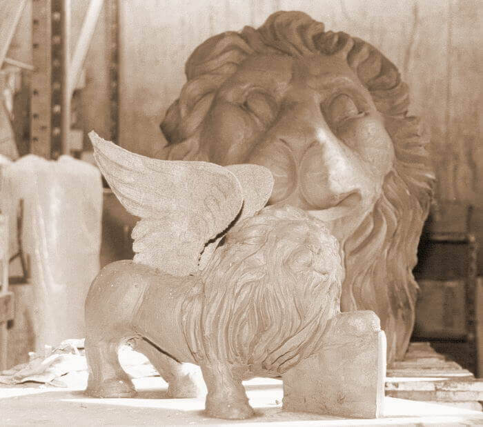 commemorative-statue-saint-mark-lion-marble