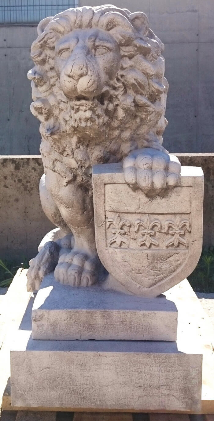 Scultura leone seduto in pietra d'Istria anticata
