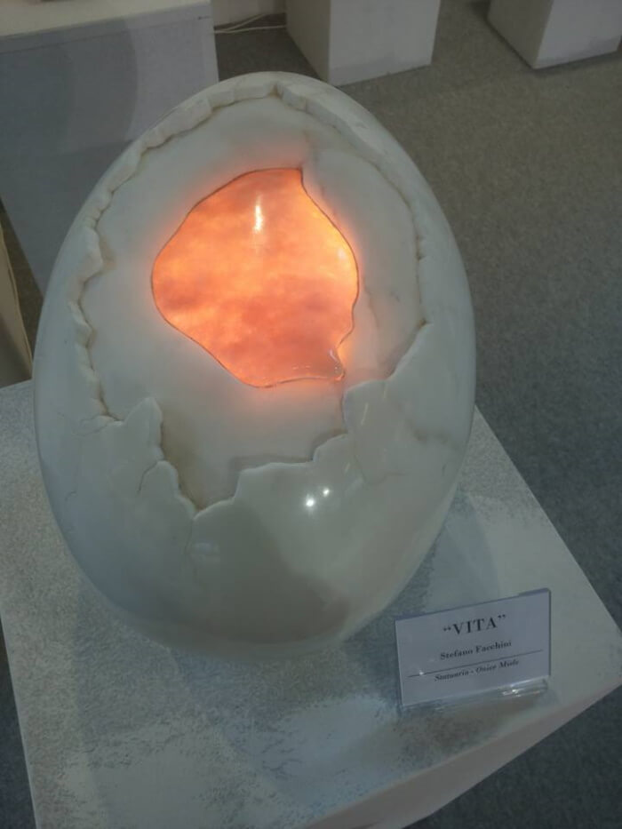 Scultura uovo di marmo di Stefano Facchini "La vita"