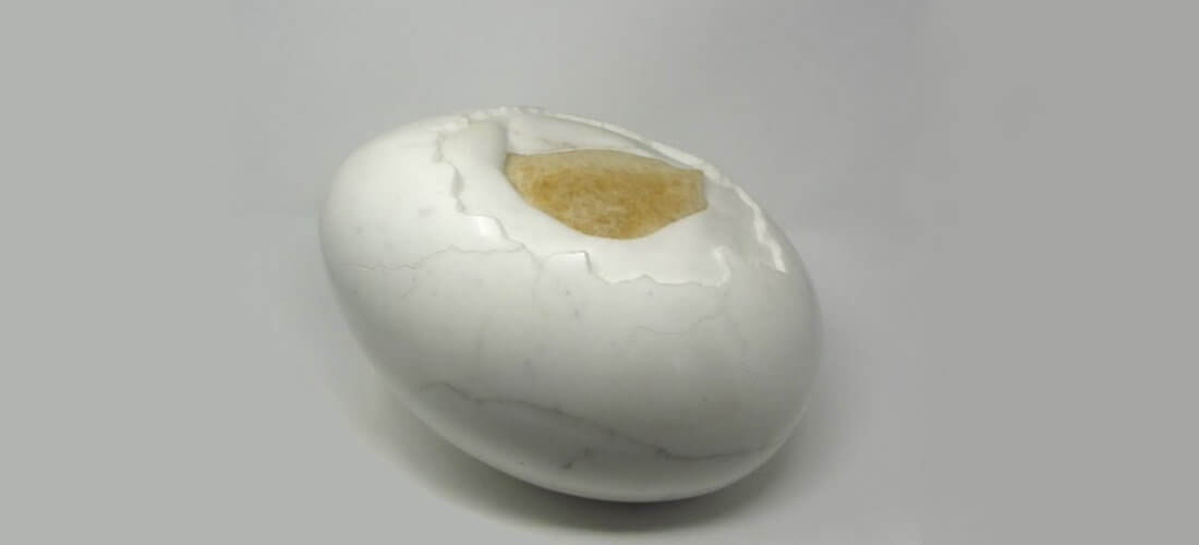 Scultura uovo in marmo di Stefano Facchini