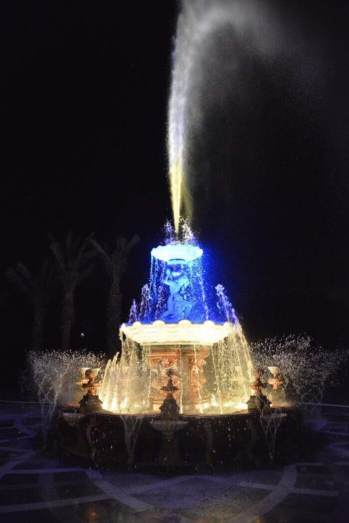 Fontana Arlenia con giochi di luce e acqua