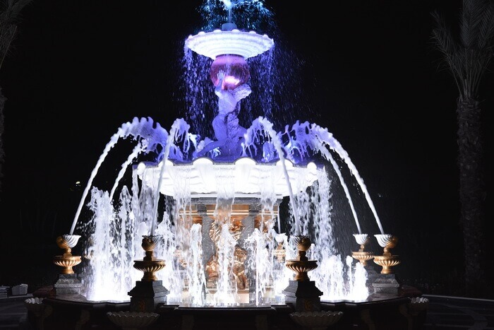 Fontana Arlenia con giochi di luce e acqua