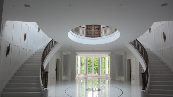 Doppia scalinata simmetrica in marmo Bianco Puro