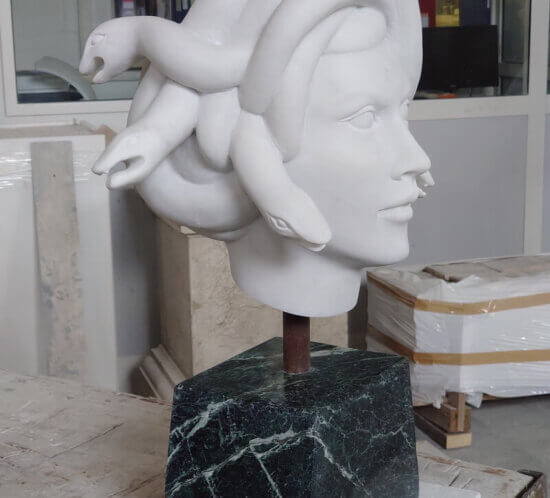 Scultura ispirata a Medusa figura mitologica greca