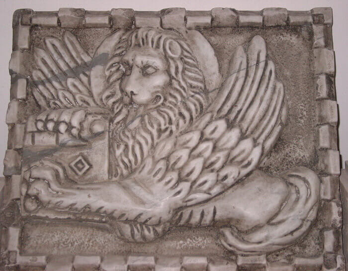Bassorilievo Leone di San Marco in marmo anticato a mano - opera di Arte 2000