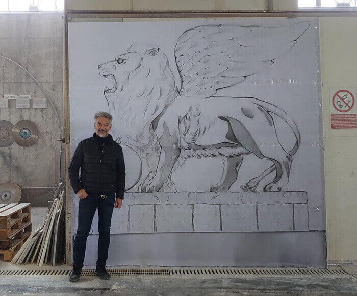 Maestro Stefano Facchini con il disegno artistico in scala 1:1 del Leone Alato